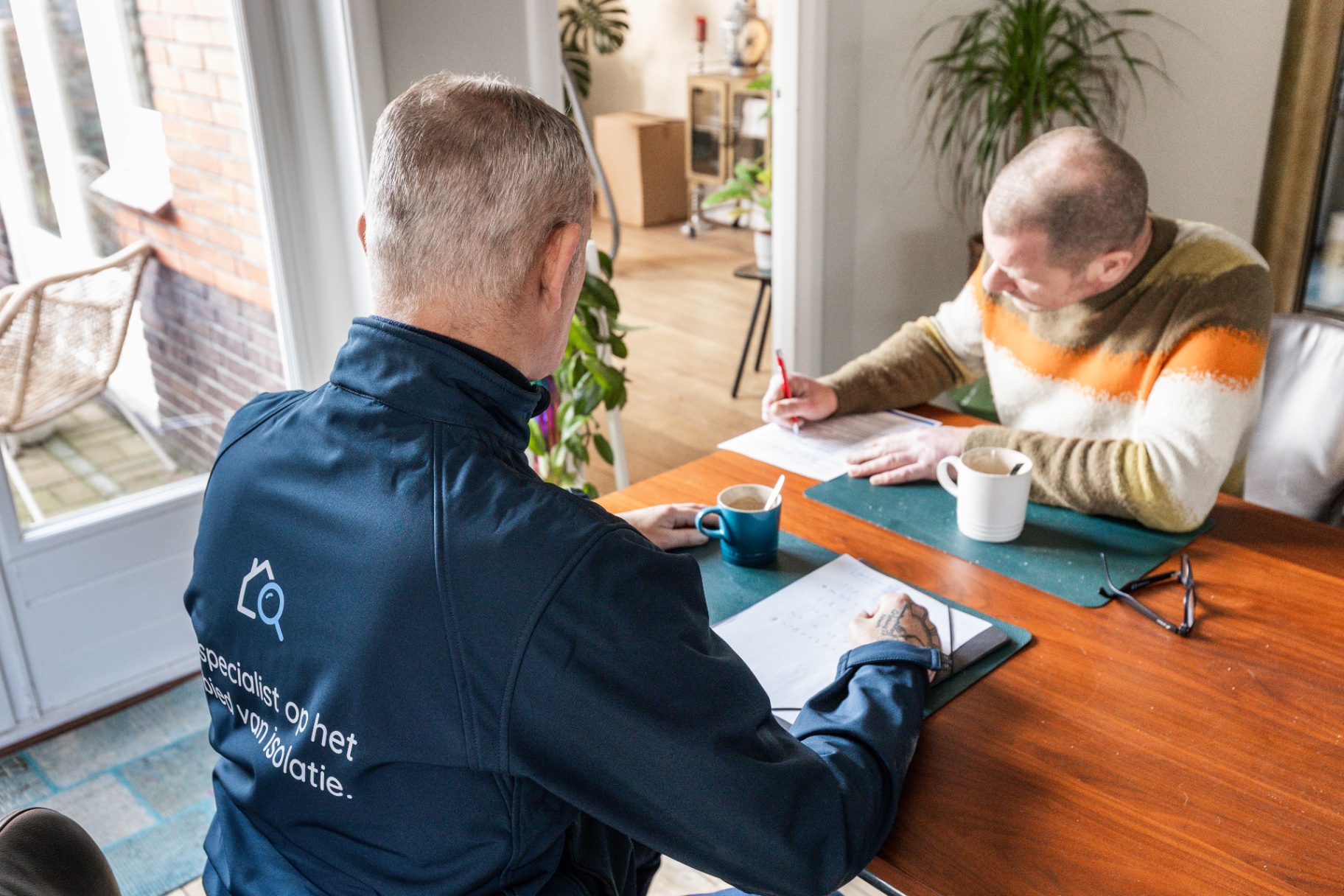 Adviseur in gesprek met klant aan tafel